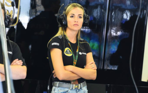 Carmen Jord en el box de Lotus F1 durante el GP de Hungra 2015