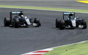 Rosberg adelanta a Hamilton en la primera curva del GP de Espaa.