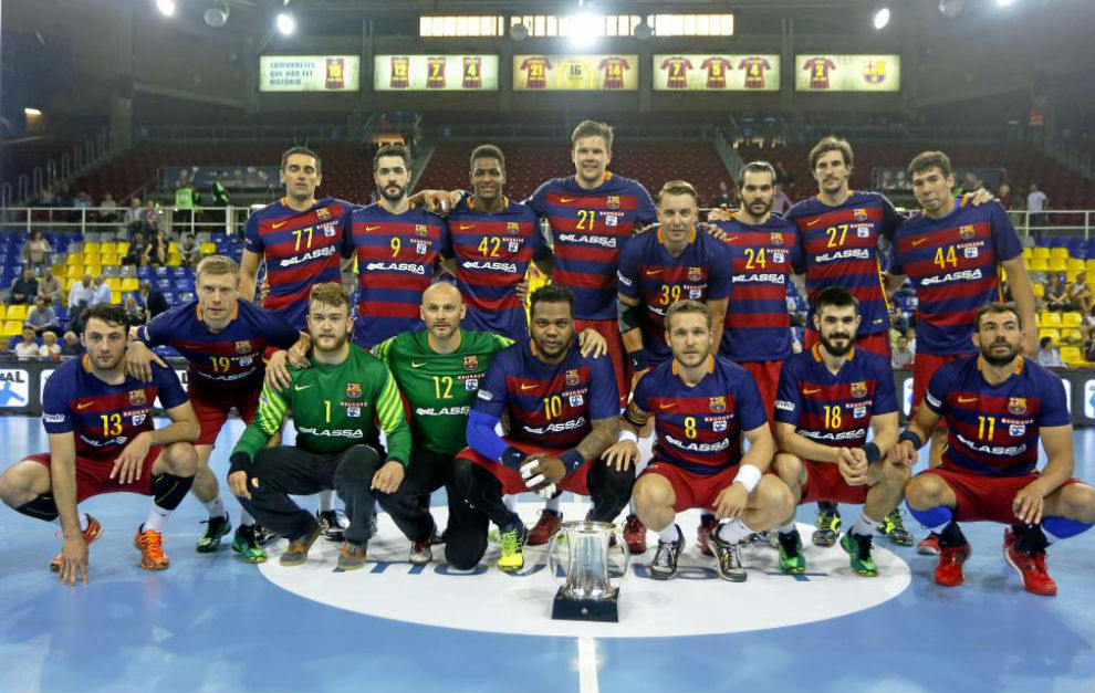 Los jugadores del Barcelona posan con la Copa del Rey, entregada antes...
