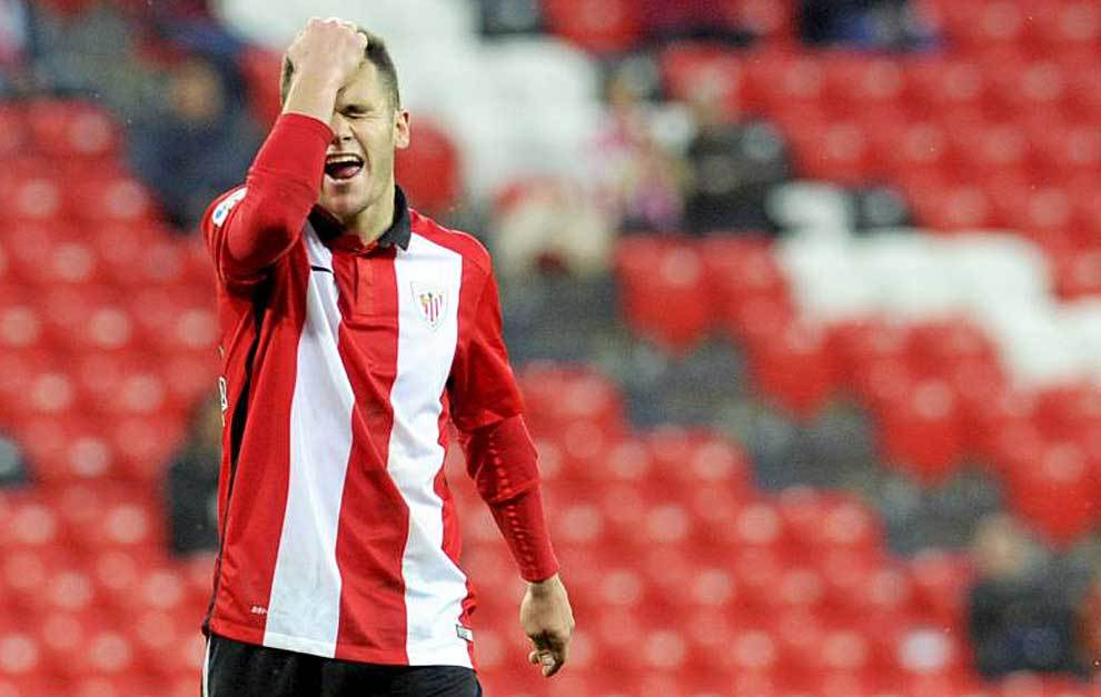 Aketxe se lamenta de una accin en un partido del Bilbao Athletic en...