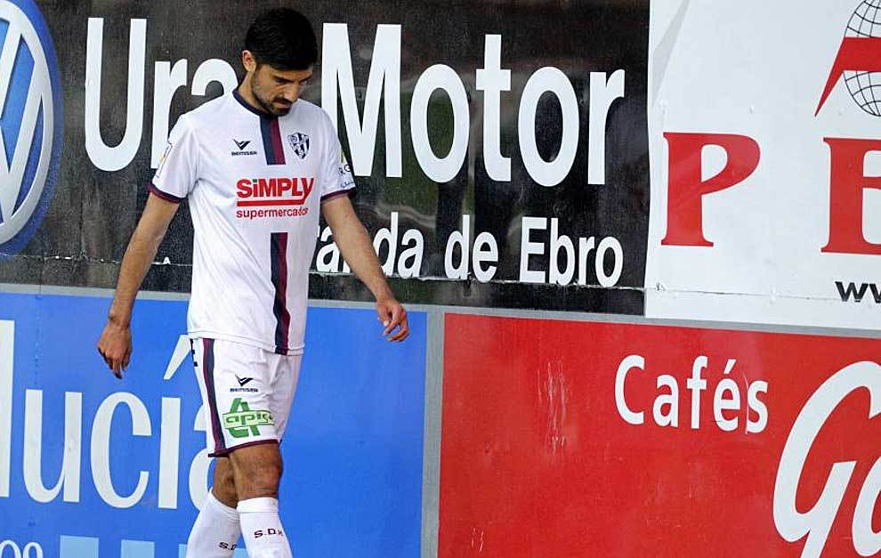 Aguilera se marcha cabizbajo en el partido disputado por el Huesca en...