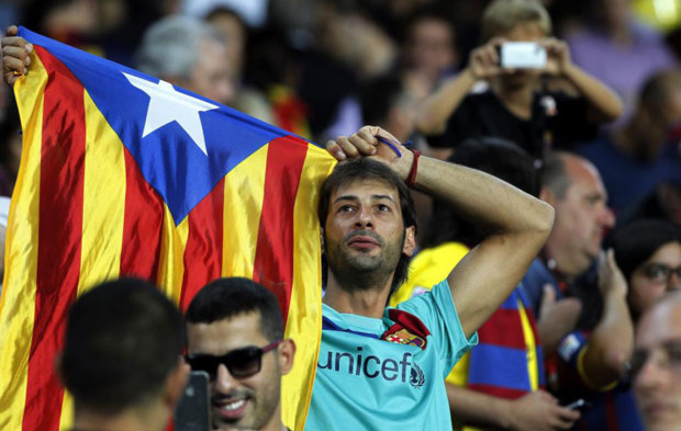 Un aficionado porta una estelada en el Camp Nou durante la disputa de...