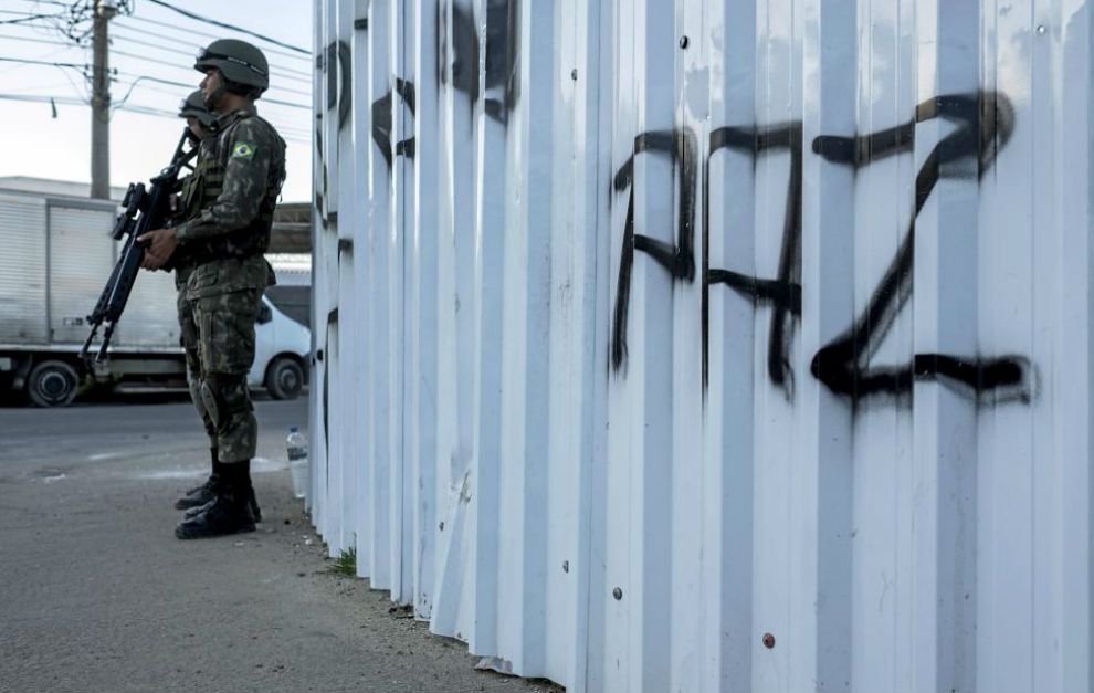 Un soldado vigila el acceso a una favela en Ro de Janeiro.