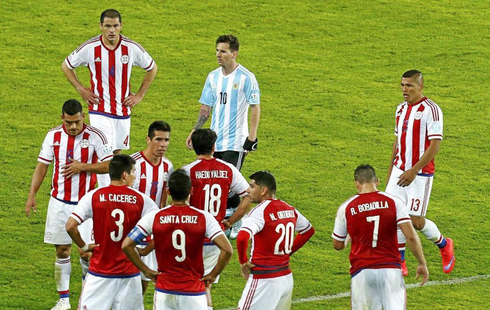 Los jugadores de Paraguay y Messi.