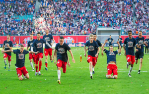Los futbolistas del RB Leipzig celebran sobre el csped el ascenso a...