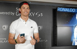 Cristiano Ronaldo, telfono en mano, en un acto publicitario