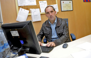 Fran Garagarza, director deportivo del Eibar, posa en su despacho para...