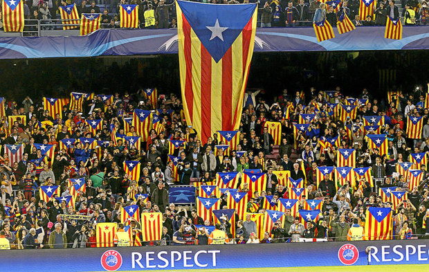 Esteladas en las gradas del Camp Nou en un partido de Champions League...