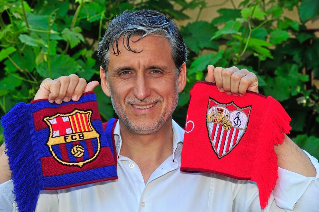Pablo Alfaro posa con las bufandas de Barcelona y Sevilla, dos de sus...