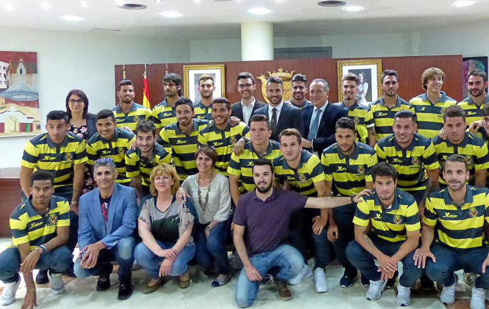 Fernando Roig con la plantilla del Villarreal en un homenaje a Mario...