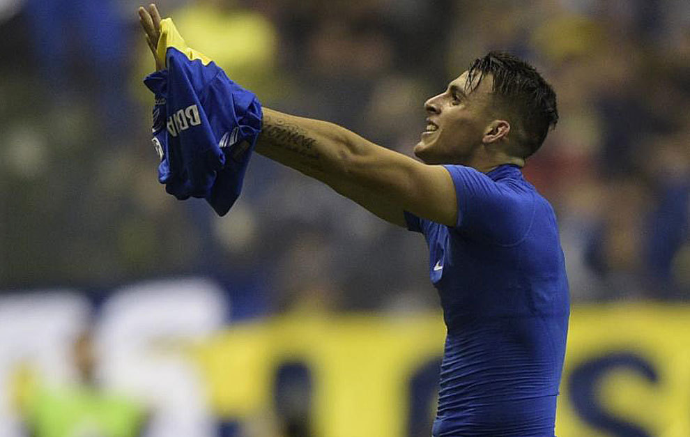Cristian Pavn celebra sin camiseta el gol del empate de Boca, lo que...