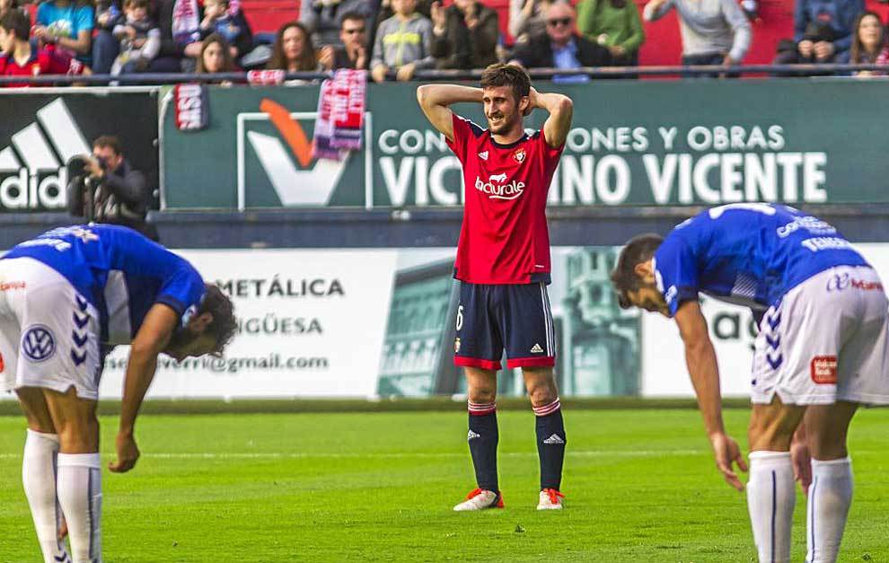 Oier se lamenta durante el partido ante el Tenerife en El Sadar