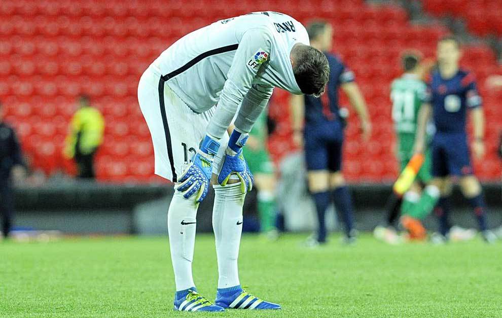 Remiro, meta del Bilbao Athletic, lamentndose tras la derrota de su...