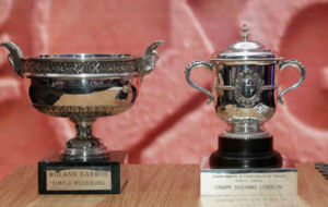 Los dos trofeos, masculino y femenino, de Roland Garros