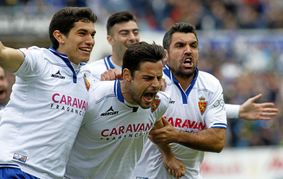 Albert Dorca celebra un gol con sus compaeros.