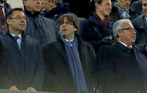 Puigdemont, junto a Bartomeu en el palco del Camp Nou.