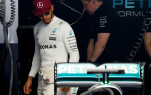 Lewis Hamilton observa su monoplaza durante el GP de Espaa 2016