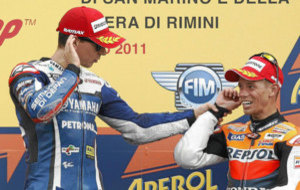 Lorenzo y Stoner, en el GP de San Marino de 2011.