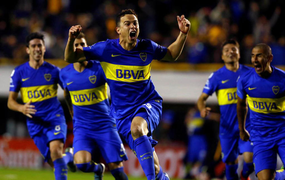 Los jugadores de Boca Juniors celebran el pase a semifinales de la...