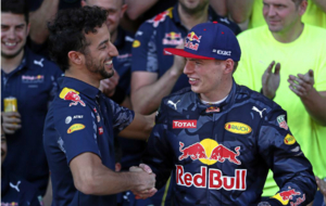 Ricciardo felicita a Verstappen tras su primera victoria en la...
