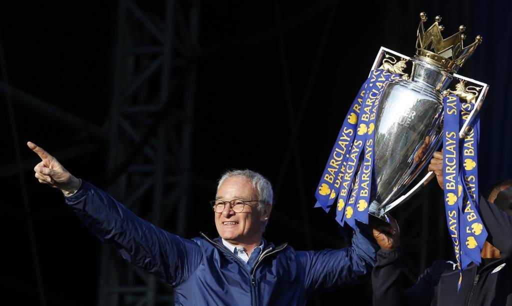 Claudio Ranieri con el Torneo de la Premier League.