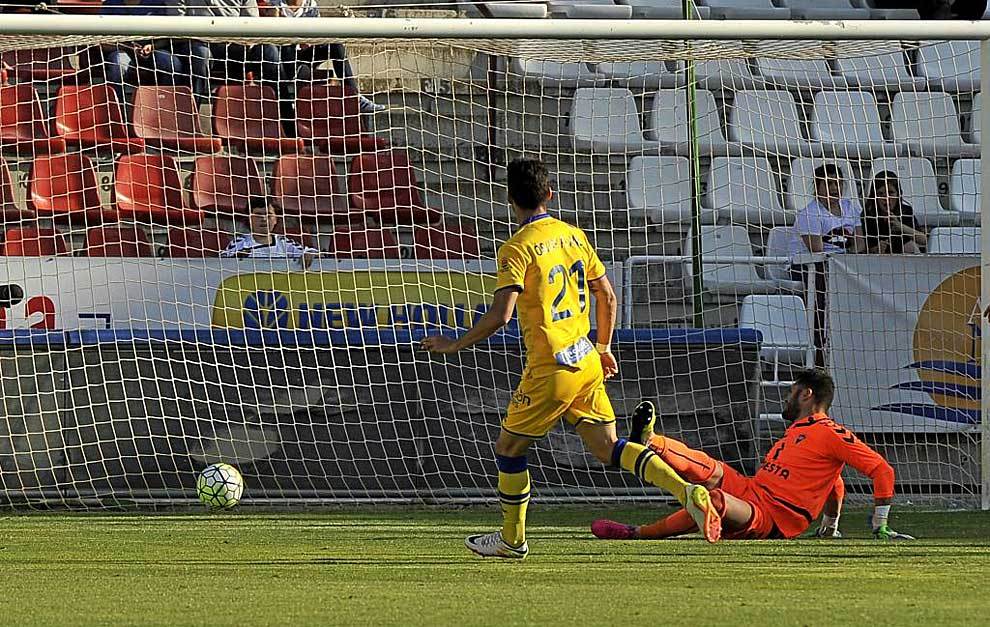 scar Plano bate a Juan Carlos en el primer gol del Alcorcn en el...