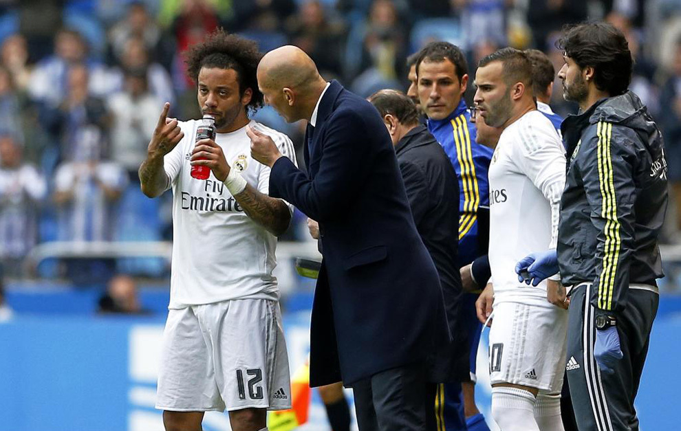 Zidane da instrucciones a Marcelo durante el partido contra el...