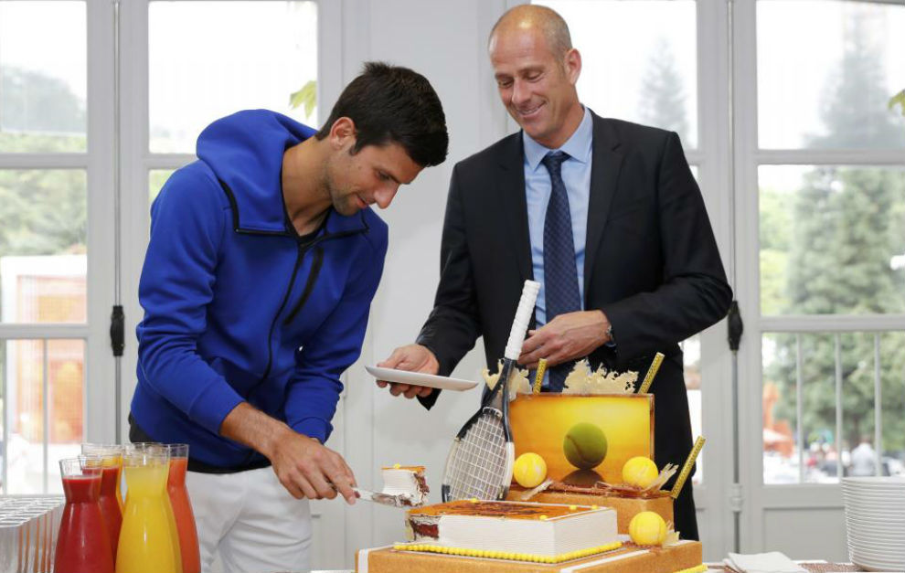 Djokovic corta el pastel de cumpleaos