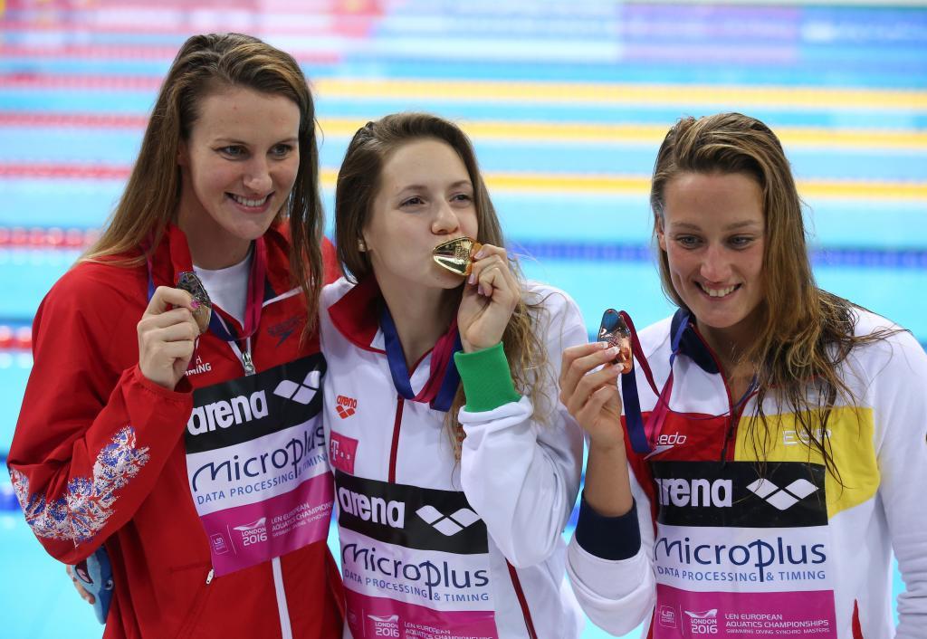 Mireia Belmonte, a la derecha, celebra su medalla en los 400 libre