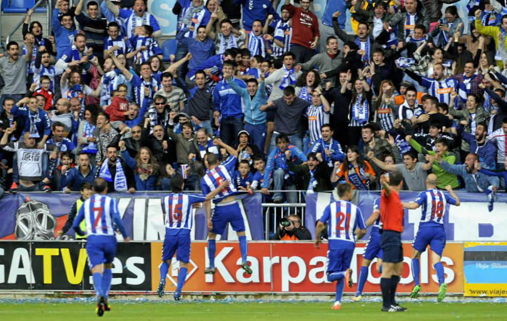 Laguardia celebra su gol con los aficionados.