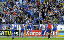 Laguardia celebra su gol con los aficionados.
