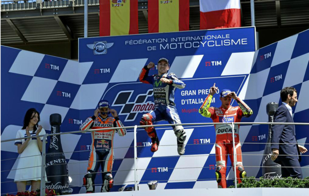Jorge Lorenzo celebra en el podio su victoria, junto a Marc Mrquez y...