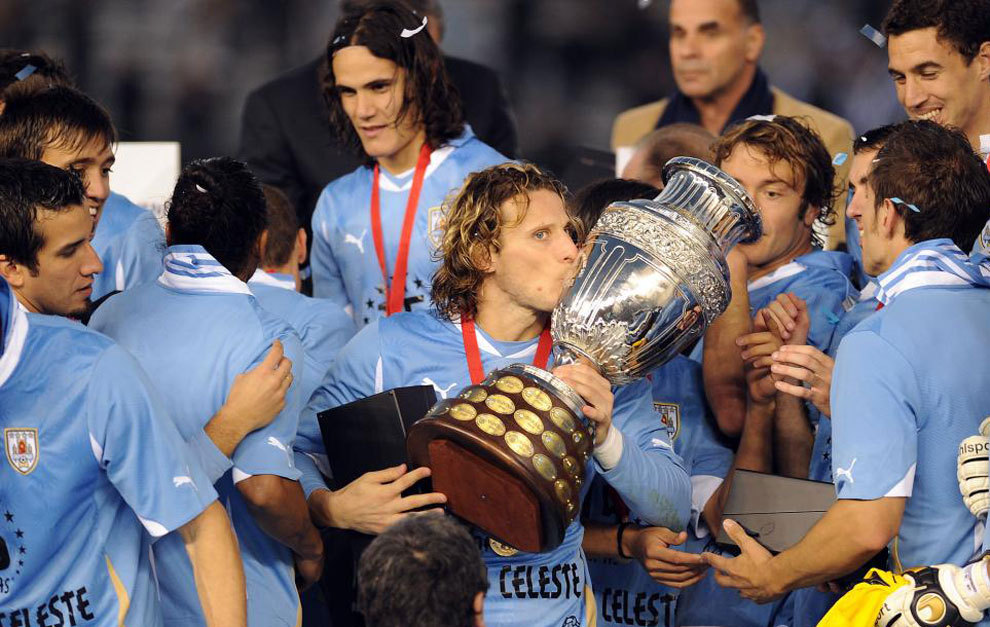 Forln besa la Copa Amrica conquistada por Uruguay en 2011.