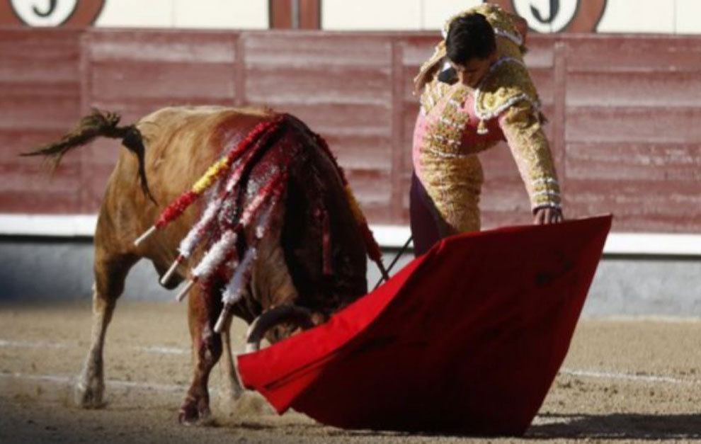 Paco Urea ejecutando el toreo al natural