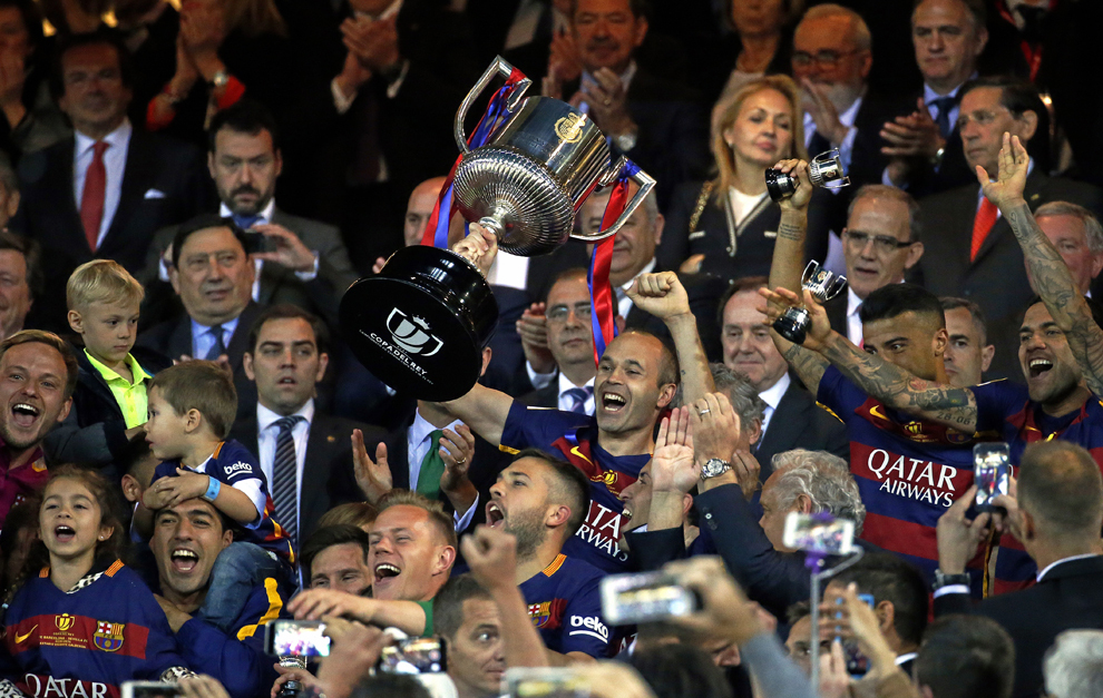 El capitn, Andrs Iniesta, levantando el trofeo de campen.