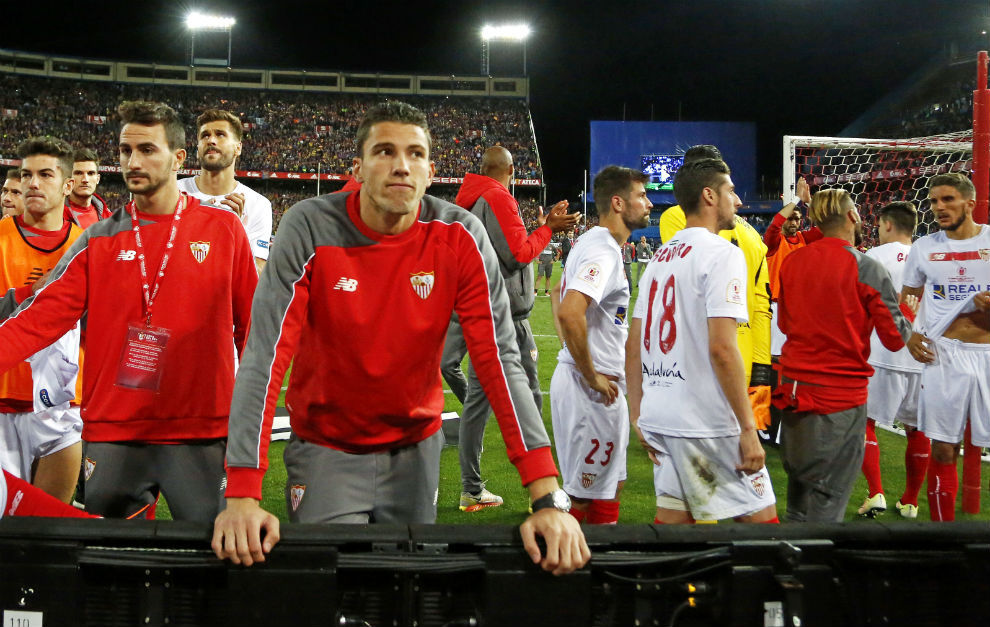 Los jugadores del Sevilla se acercaron a la zona ocupada por su...
