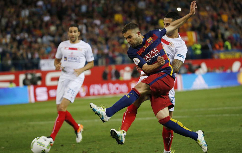 Jordi Alba remata en la jugada del primer gol ante el Sevilla en la...