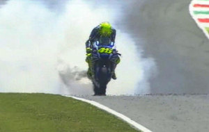Rossi, en el momento en que su motor se averi en Mugello.