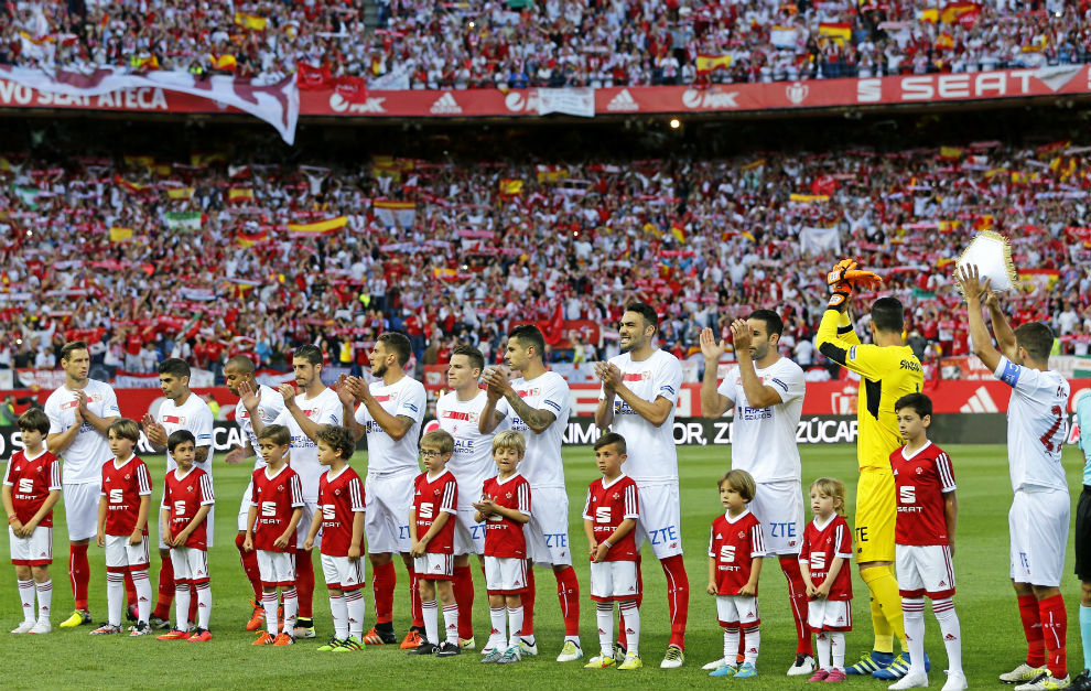 Los jugadores del Sevilla aplauden a su aficin antes de empezar la...