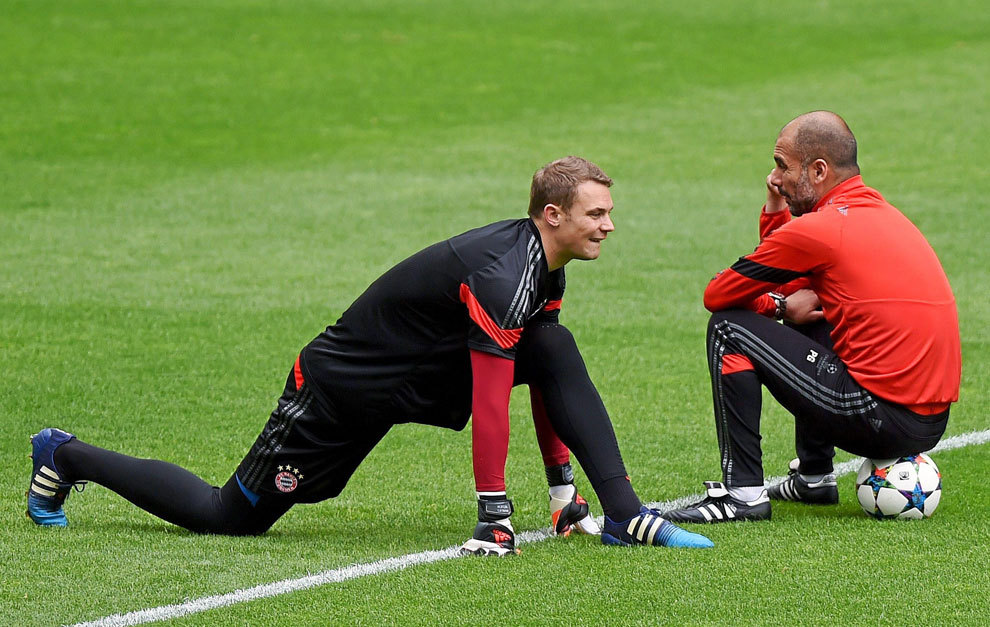 Neuer  junto a Guardiola durante un entrenamiento
