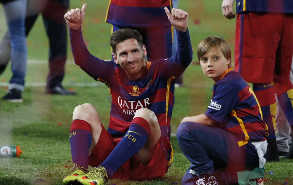 Lionel Messi sentado en el csped del Caldern despus de ganar el...
