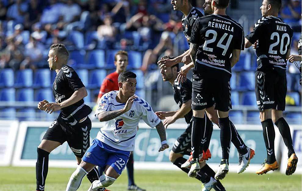 Los jugadores del Valladolid saltan en una falta en el partido del...