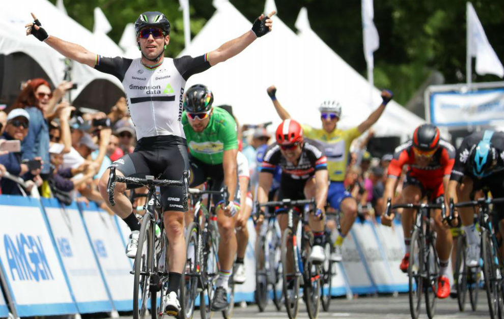 Mark Cavendish celebrando su triunfo de etapa en California.