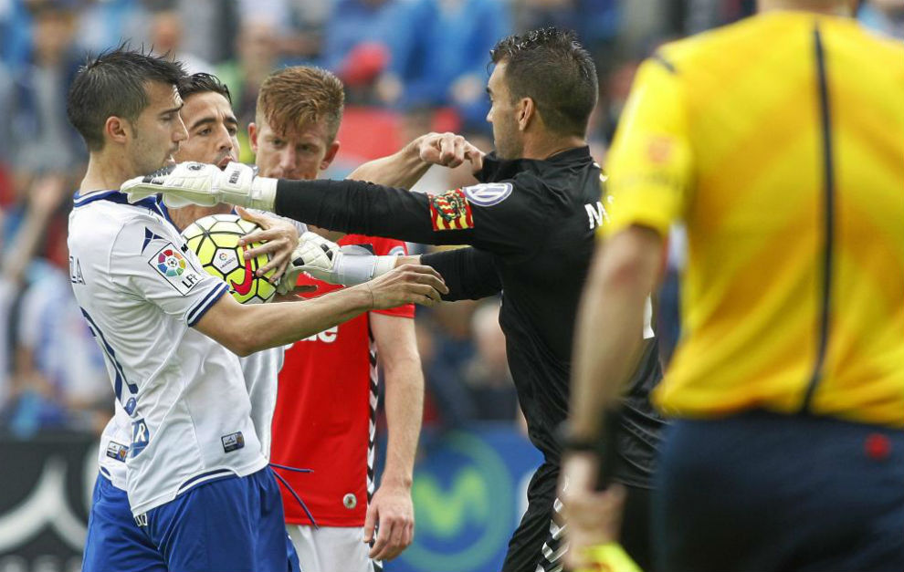 Lanzarote y Pedro intentan frenar a Reina antes de lanzar el penalti.