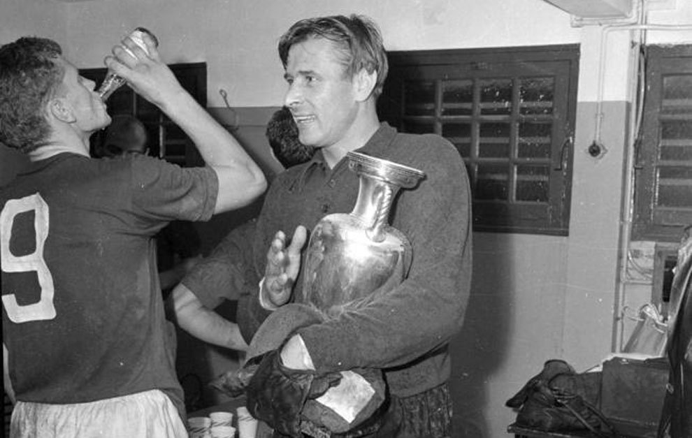 Yashin, en los vestuarios con la Eurocopa de 1960 en brazos