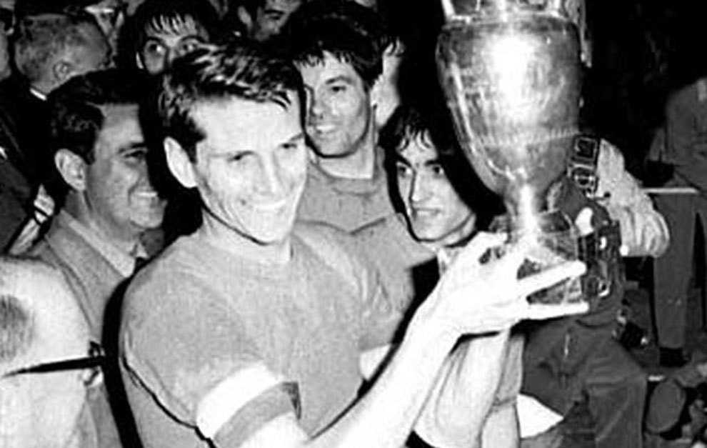 Facchetti, capitn de Italia, levanta el ttulo de la Eurocopa 1968
