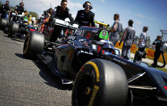 Dos mecnicos de McLaren empujan el coche de Alonso en Montmel.