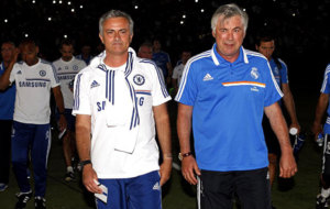 Mourinho y Ancelotti durante un partido de pretemporada entre el...