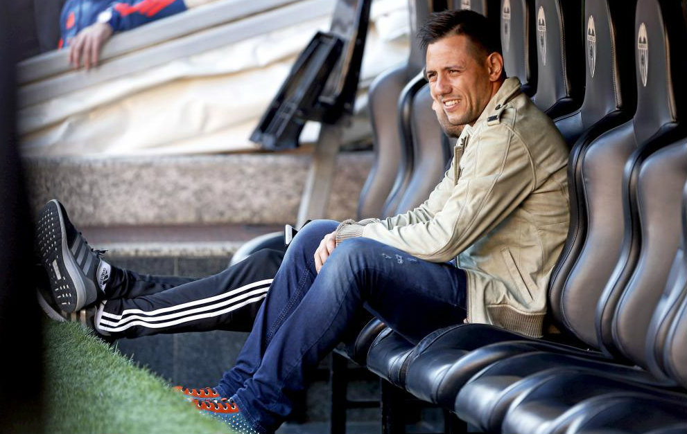Diego Alves sentado en el banquillo de Mestalla.