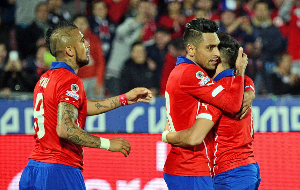 Alexis Sanchez, Arturo Vidal y Gonzalo Jara celebran un gol para la...